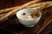 须发早白与精血双亏、肝肾受损、脏腑失调等原因有关，如何补救？