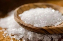 商人荒宅避雨，将一包盐撒在房间四角，反倒害了自己